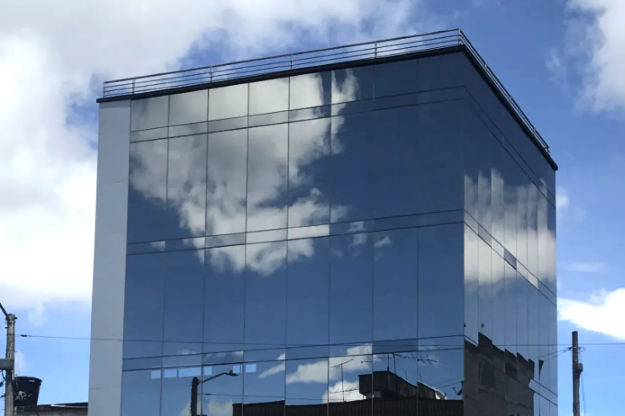 Diseñamos fachadas flotantes en todo tipo de materiales - Banner 3