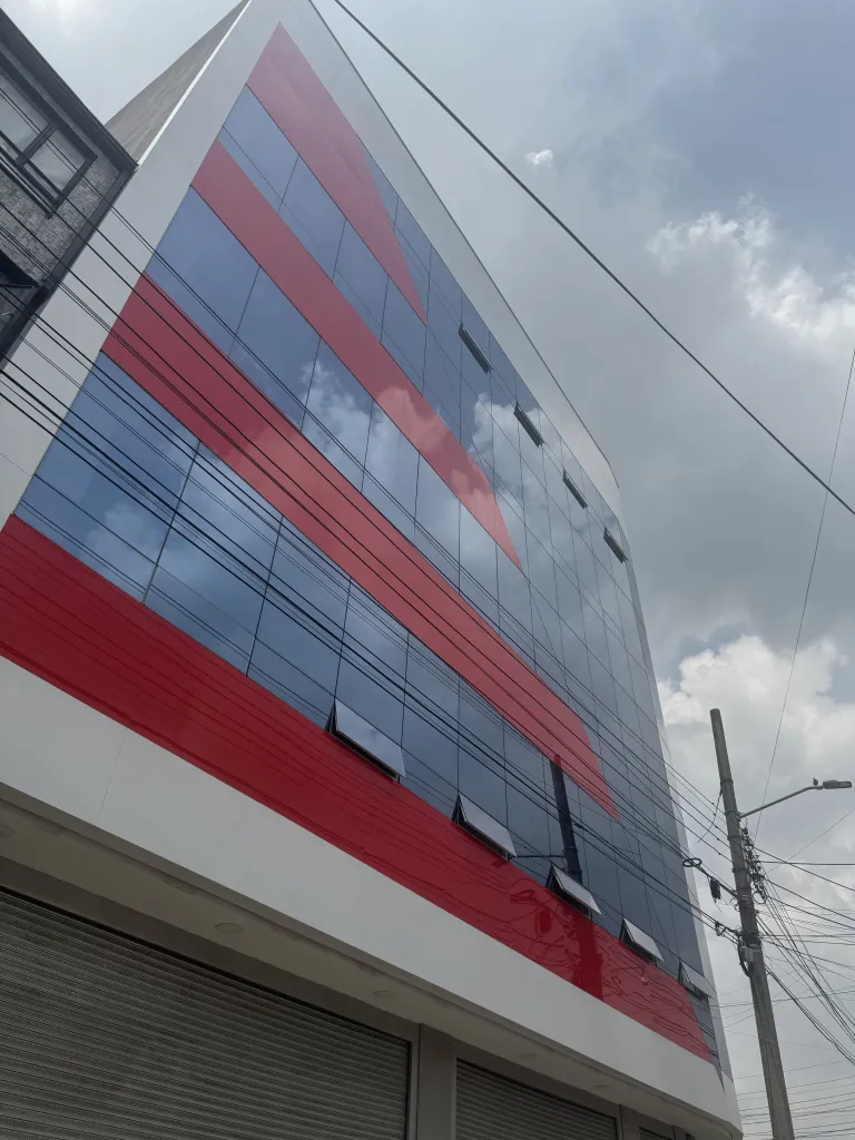 Diseñamos fachadas flotantes en todo tipo de materiales - Banner 3